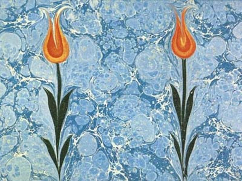 Ebru-marmerschildering met twee oranje tulpen op een blauw gemarmerde achtergrond