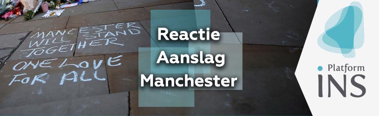 Banner 'Reactie aanslag Manchester' met krijtteksten op straat en het logo van Platform INS