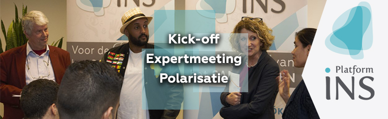 Banner Kick-off Expertmeeting Polarisatie met pratende deelnemers voor een wand van Platform INS