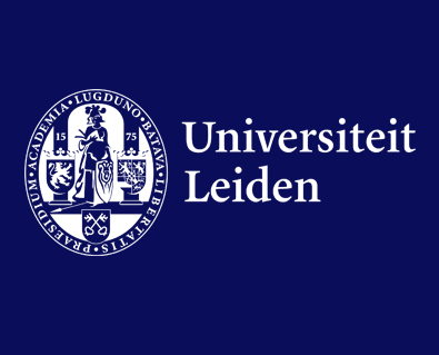 Logo van de Universiteit Leiden in wit op een donkerblauwe achtergrond