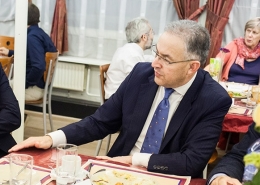 Moslims joden en christenen aan tafel in dialoog
