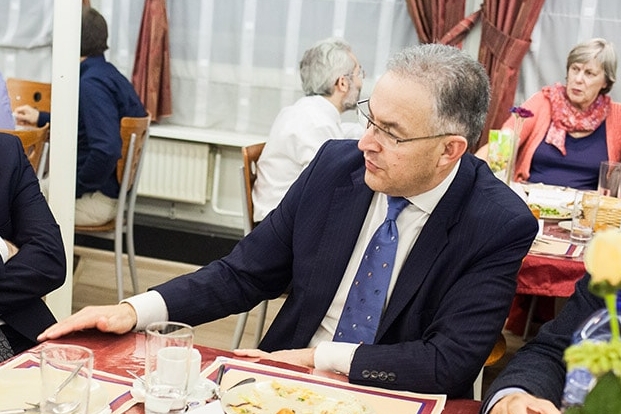 Moslims joden en christenen aan tafel in dialoog
